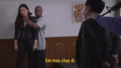 Đồng nghiệp bị bắt làm con tin, nữ điệp viên hy sinh “thân mình” và cái kết…
