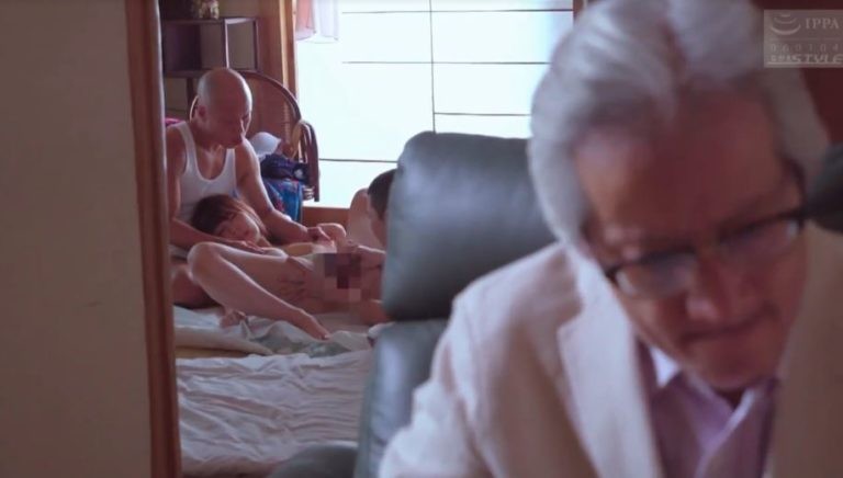 Chồng già bất lực thuê người địt vợ